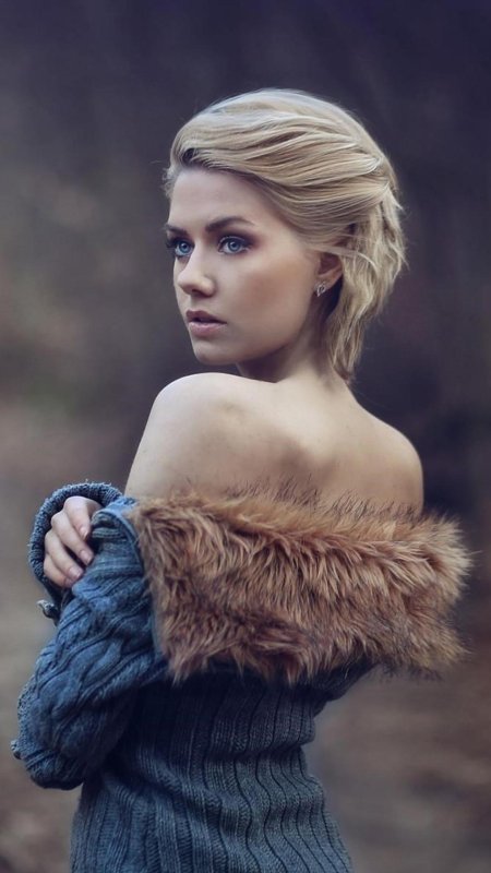 Девушка оборачивается