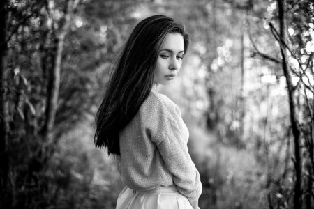 Девушка оглядывается