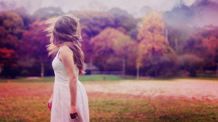 Девочка в платье спиной