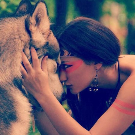 Девушки, обнимающие волков