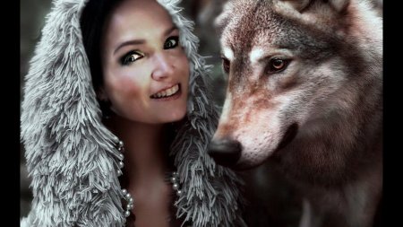 Красивая девушка с волком