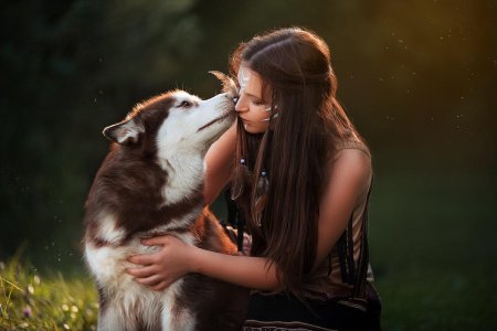 Девушка обнимает волка