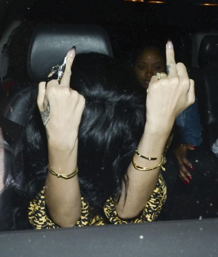 Средний палец девушки