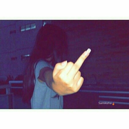 Средний палец девушки