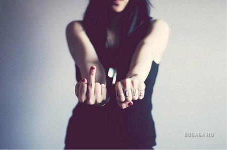 Средний палец девушки