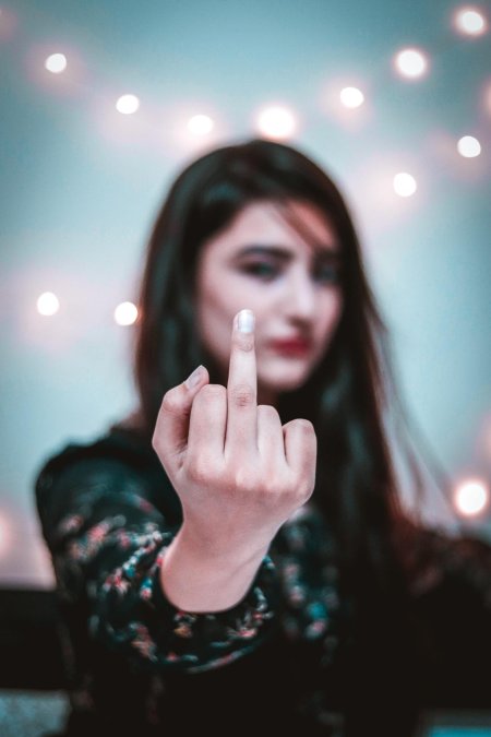 Средний палец девушки