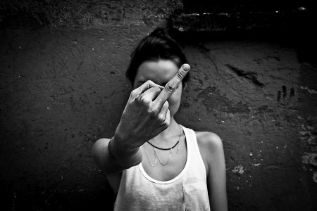 Средний палец девушки