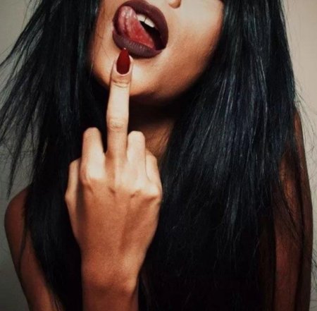 Девушка показывает средний палец