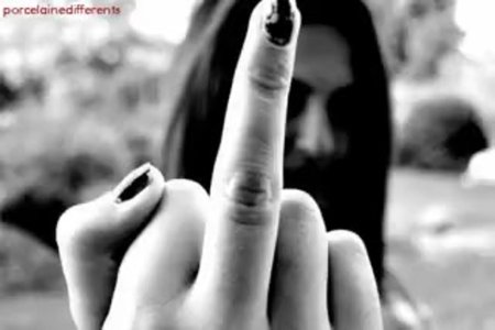 Средний палец девушки