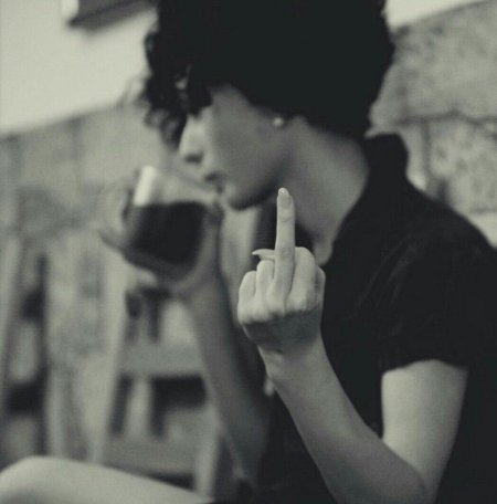 Средний палец девушки