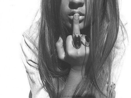 Красивые девушки показывают фак