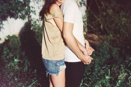 Парень обнимает девушку со спины