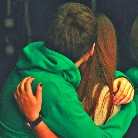 Парень с девушкой без лица