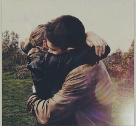 Обнимаются парень и девушка