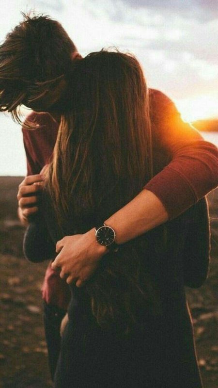 Парень и девушка обнимаются без лица