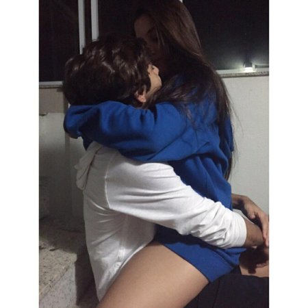 Парень с девушкой обнимаются без лица