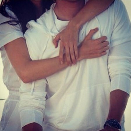 Парень обнимает девушку без лица