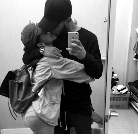 Пары в кепках