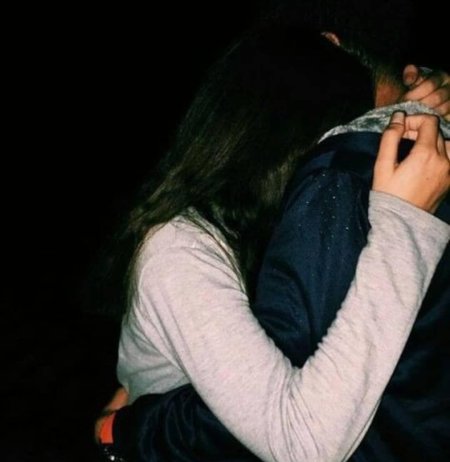 Девушка с парнем обнимаются без лица