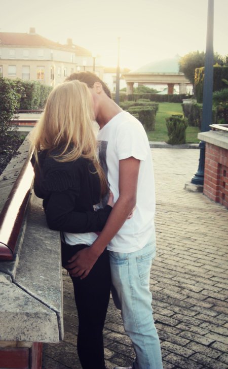 Светленькая девушка с парнем