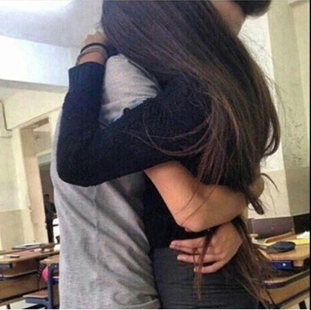 Девушка с парнем обнимаются без лица