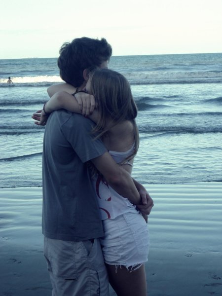 Обнимаются парень и девушка