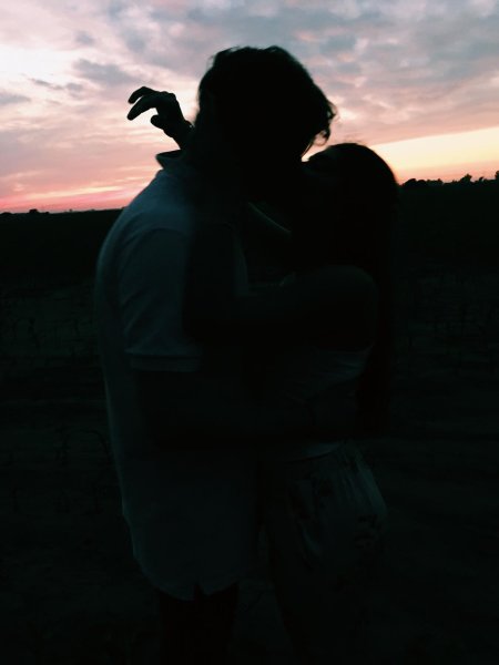 Парень и девушка обнимаются без лица