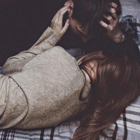 Парень и девушка обнимаются дома