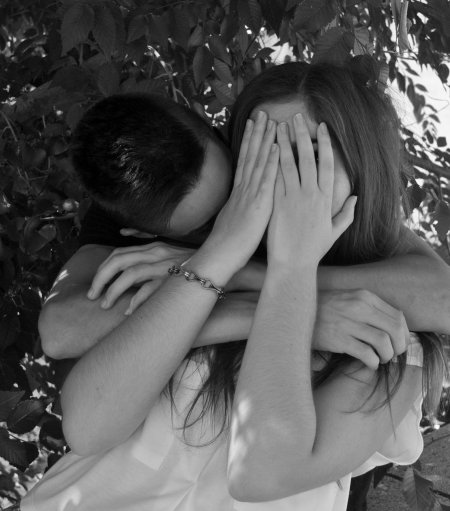 Пары обнимаются