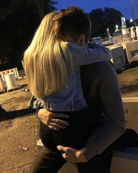 Подростки блондинка объятия