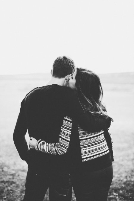 Обнимаются парень и девушка