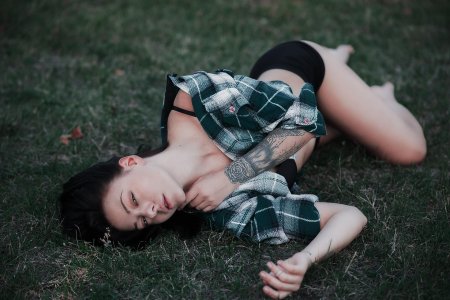Девушка лежит на траве