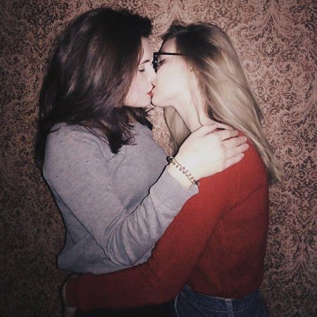 Поцелуи девушек