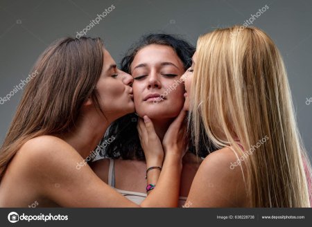 Девушка целует девушку