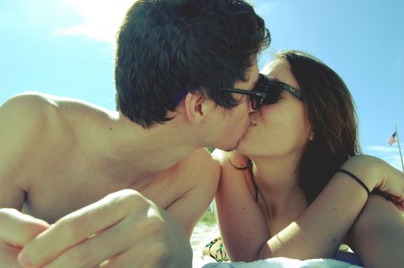 Парень и девушка поцелуй