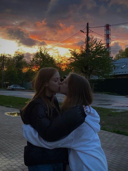 Девушки целуются сохры