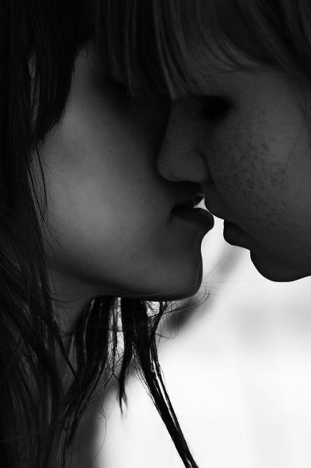 Нежный поцелуй девушек