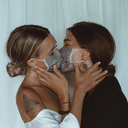 Девушка в маске