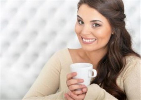 Женщина пьет кофе