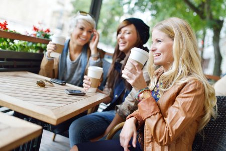 Подруги в кафе
