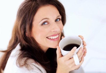 Девушка с чашкой кофе