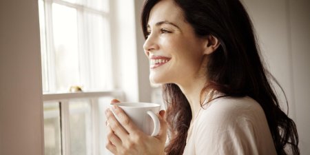 Человек с чашкой чая