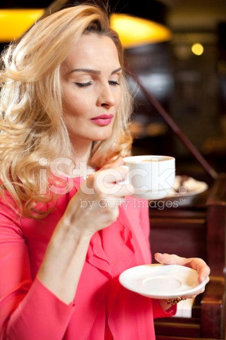 Блондинка в кафе