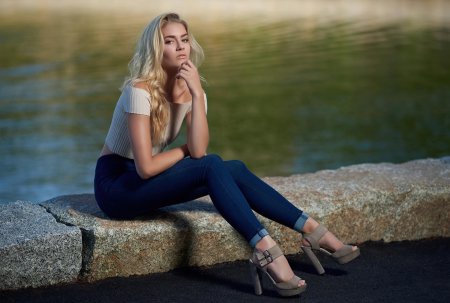 Высокая красивая блондинка