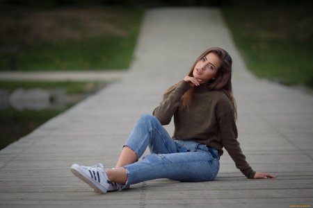 Девушка в джинсах