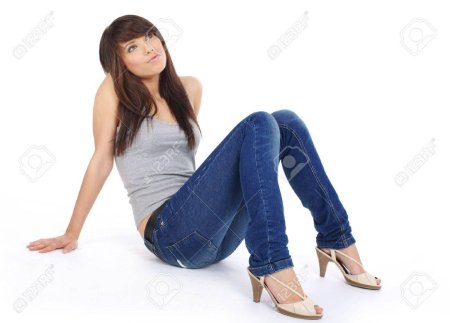 Девушка сидит в джинсах