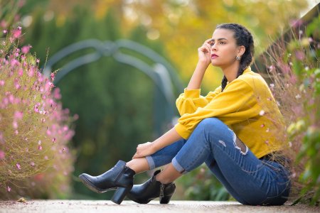 Девушка с боку