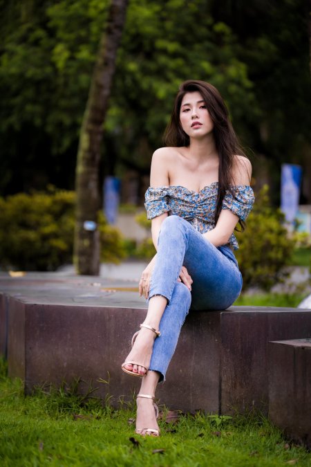 Красивые азиатки в джинсах