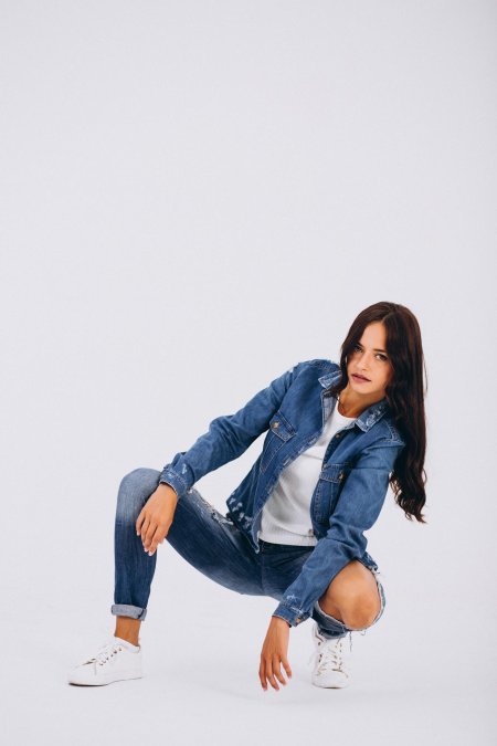Девушка в джинсах