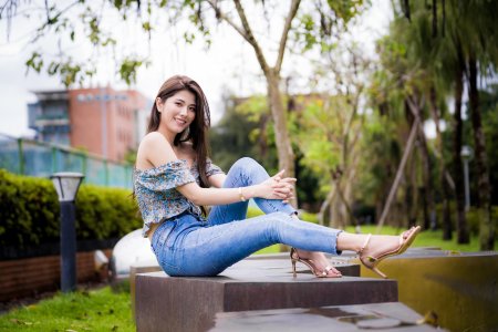 Азиатские девушки в джинсах